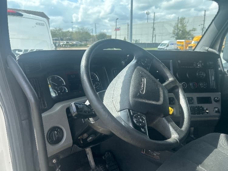 2021 Freightliner Cascadia in Houston, TX — photo 10