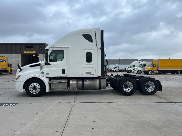 2021 Freightliner Cascadia in Houston, TX — photo 4