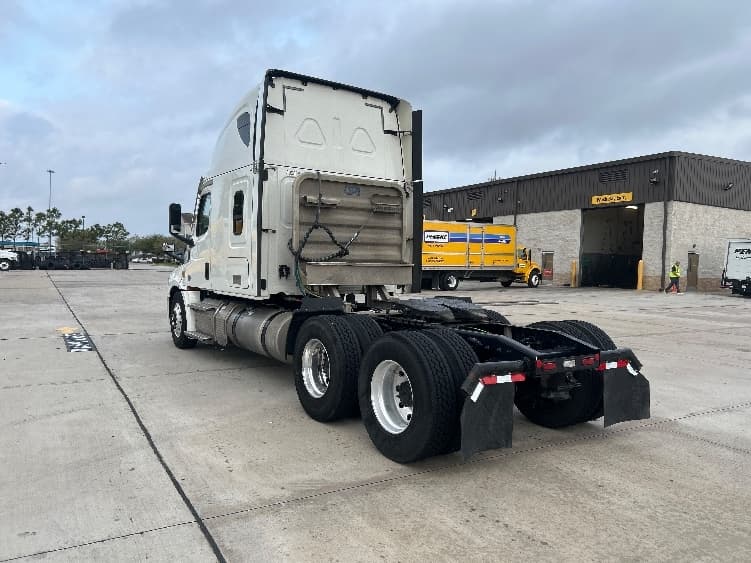 2021 Freightliner Cascadia in Houston, TX — photo 5