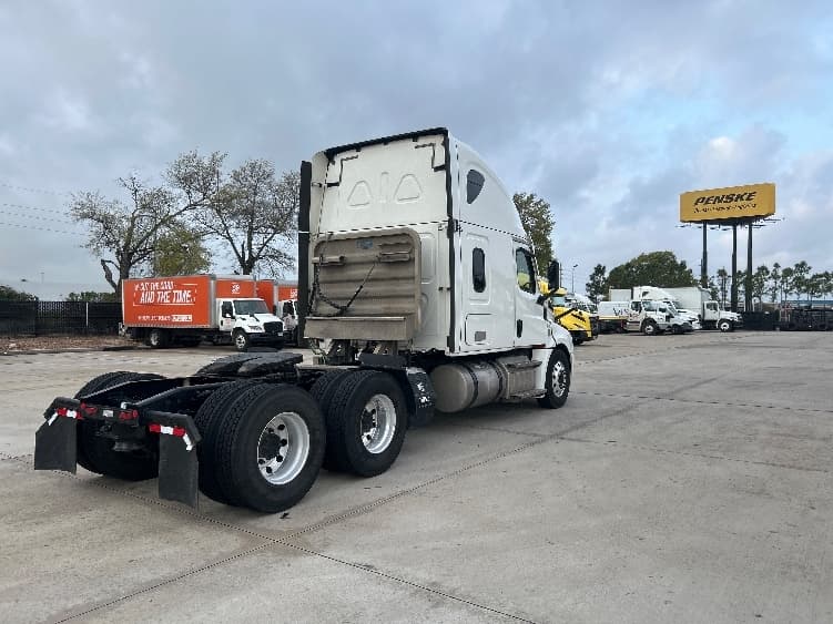 2021 Freightliner Cascadia in Houston, TX — photo 7