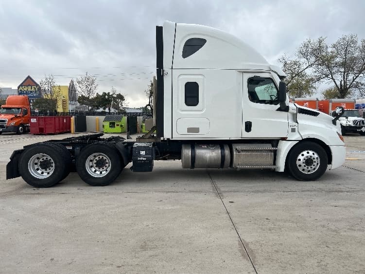 2021 Freightliner Cascadia in Houston, TX — photo 8