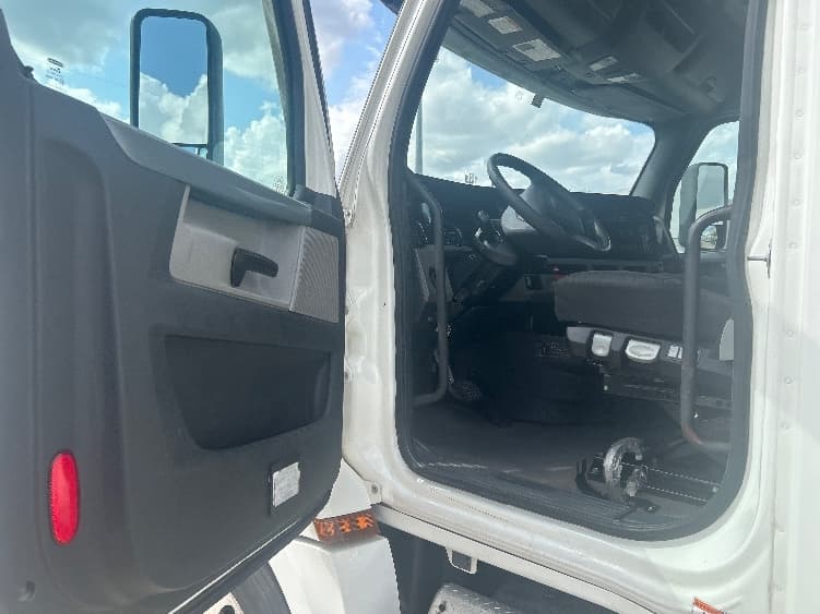 2021 Freightliner Cascadia in Houston, TX — photo 9