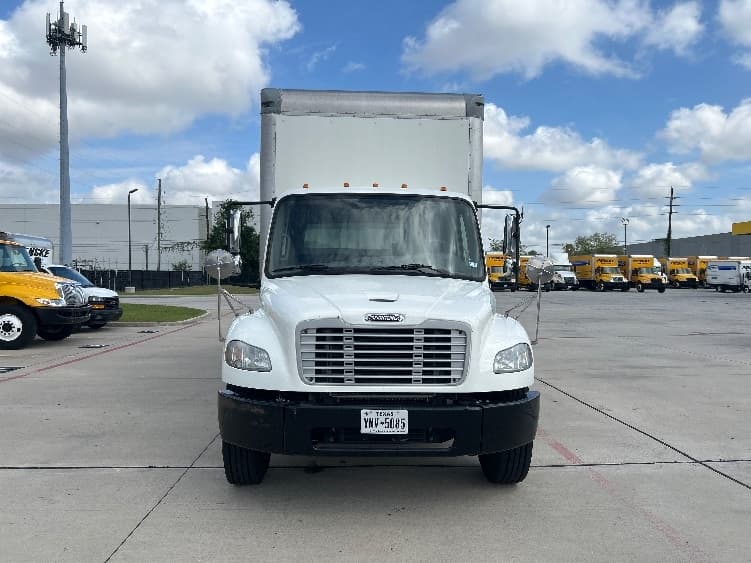 2021 Freightliner M2 106 in Houston, TX — photo 2