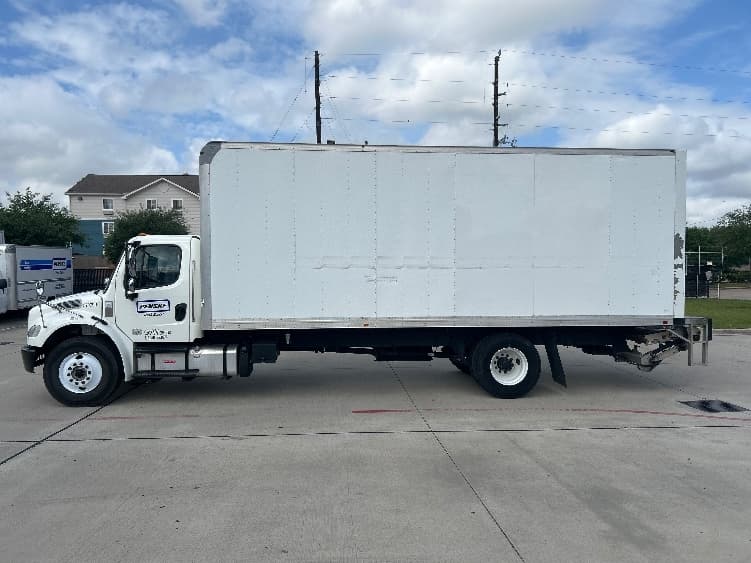2021 Freightliner M2 106 in Houston, TX — photo 4