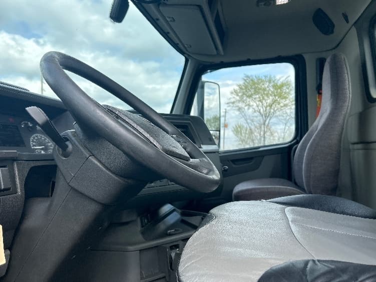 2021 Volvo VNL 300 in Hot Springs, AR — photo 10
