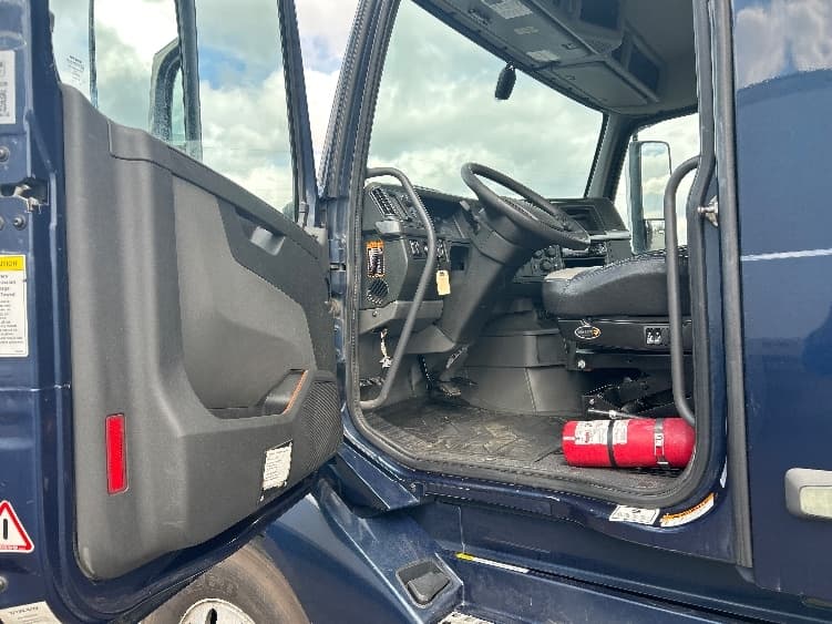 2021 Volvo VNL 300 in Hot Springs, AR — photo 9