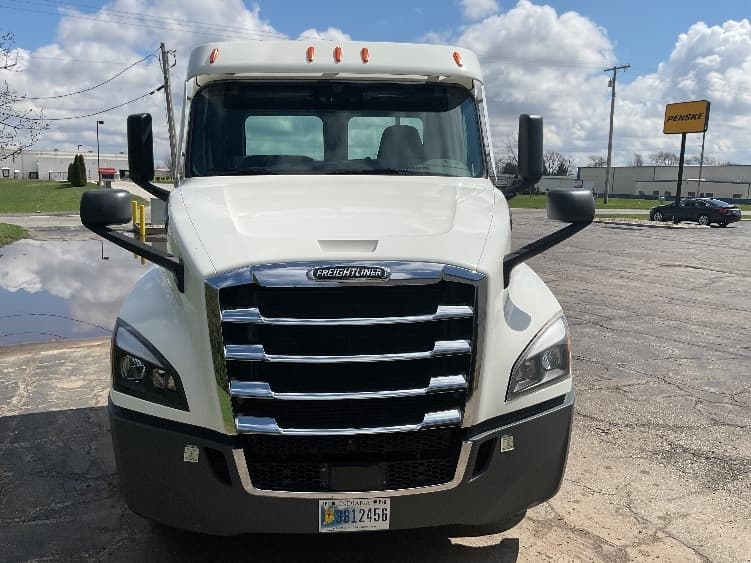 2021 Freightliner Cascadia in La Porte, IN — photo 2