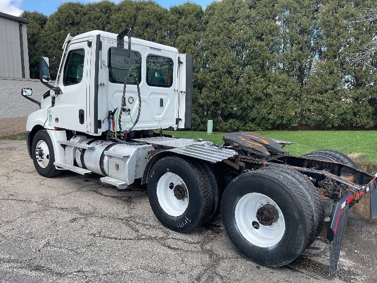 2021 Freightliner Cascadia in La Porte, IN — photo 5