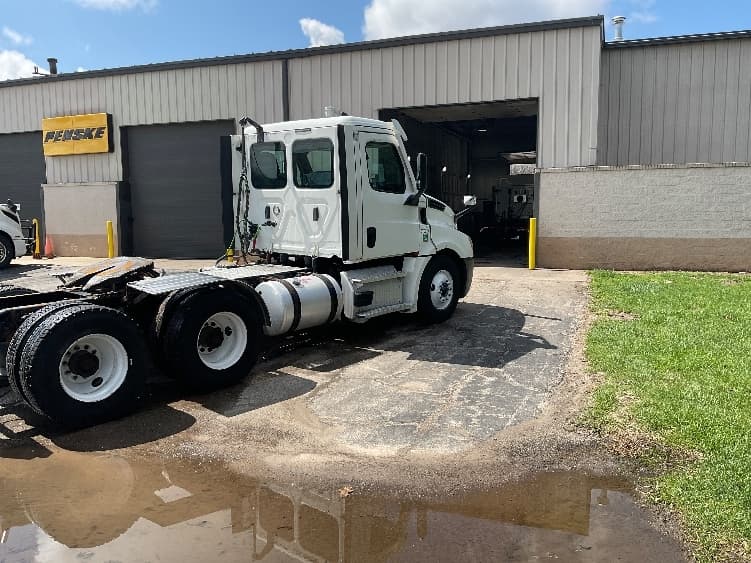 2021 Freightliner Cascadia in La Porte, IN — photo 7