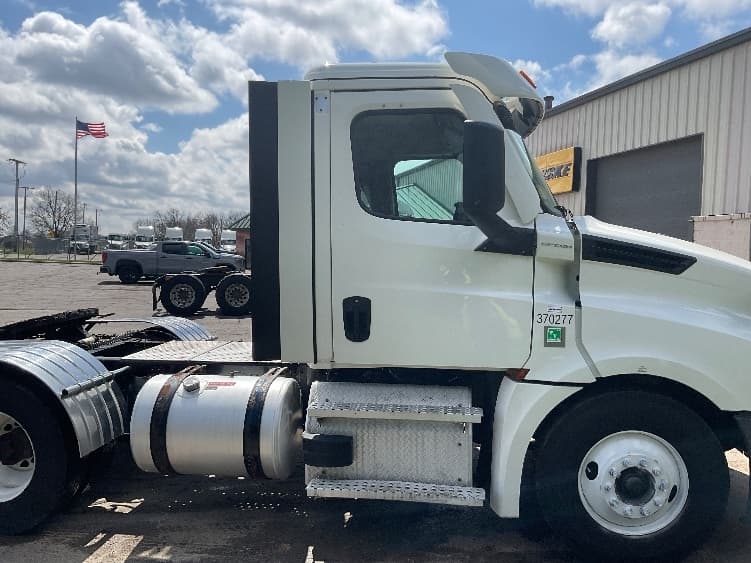2021 Freightliner Cascadia in La Porte, IN — photo 8