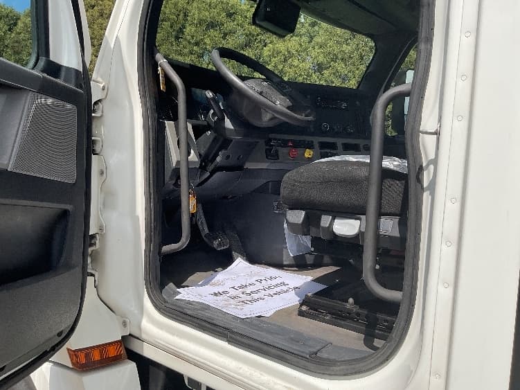 2021 Freightliner Cascadia in La Porte, IN — photo 9