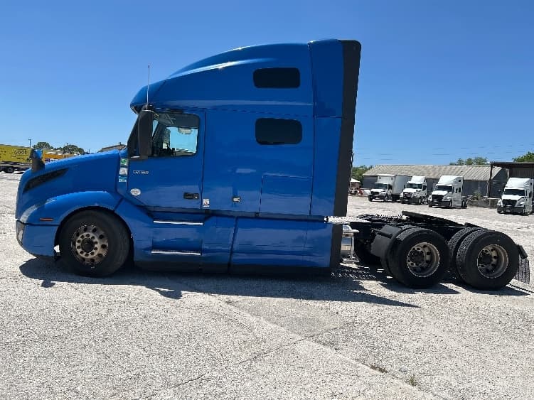 2021 Volvo VNL 760 in Tampa, FL — photo 4
