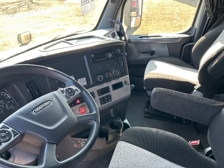 2020 Freightliner Cascadia in Chicago (Melrose Park), IL — photo 10