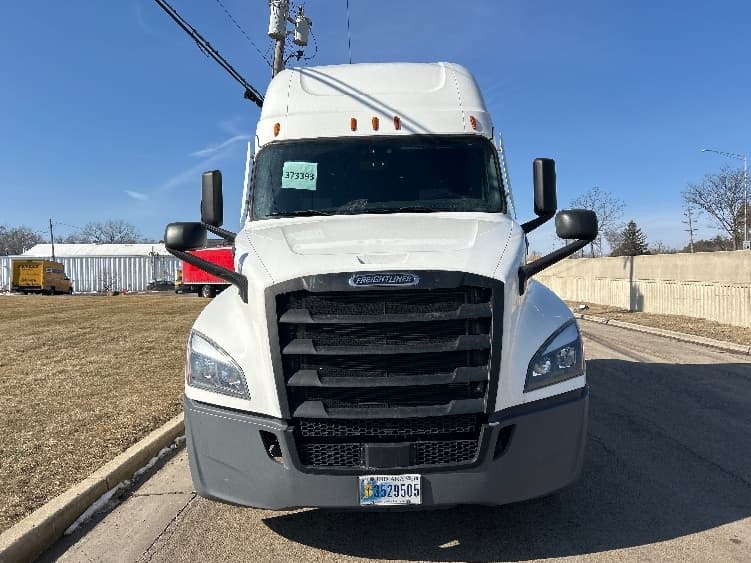 2020 Freightliner Cascadia in Chicago (Melrose Park), IL — photo 2