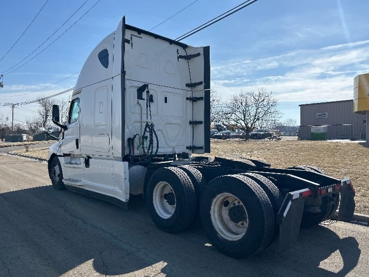 2020 Freightliner Cascadia in Chicago (Melrose Park), IL — photo 5