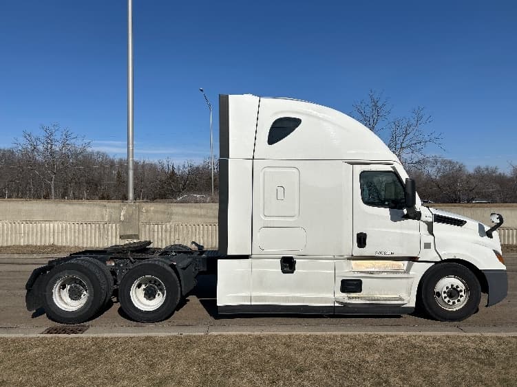 2020 Freightliner Cascadia in Chicago (Melrose Park), IL — photo 8