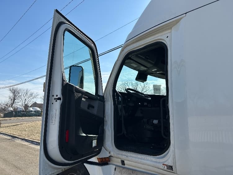 2020 Freightliner Cascadia in Chicago (Melrose Park), IL — photo 9
