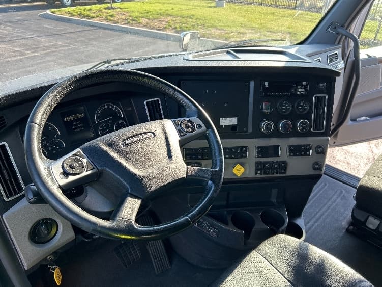 2020 Freightliner Cascadia in La Porte, IN — photo 10