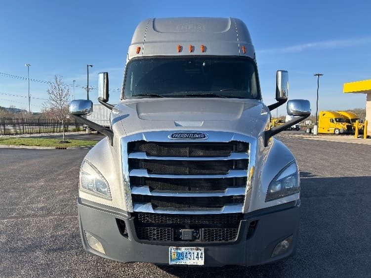2020 Freightliner Cascadia in La Porte, IN — photo 2