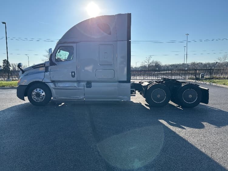 2020 Freightliner Cascadia in La Porte, IN — photo 4