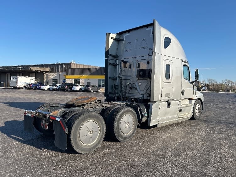 2020 Freightliner Cascadia in La Porte, IN — photo 7