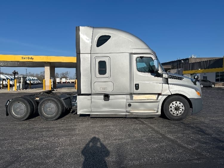 2020 Freightliner Cascadia in La Porte, IN — photo 8