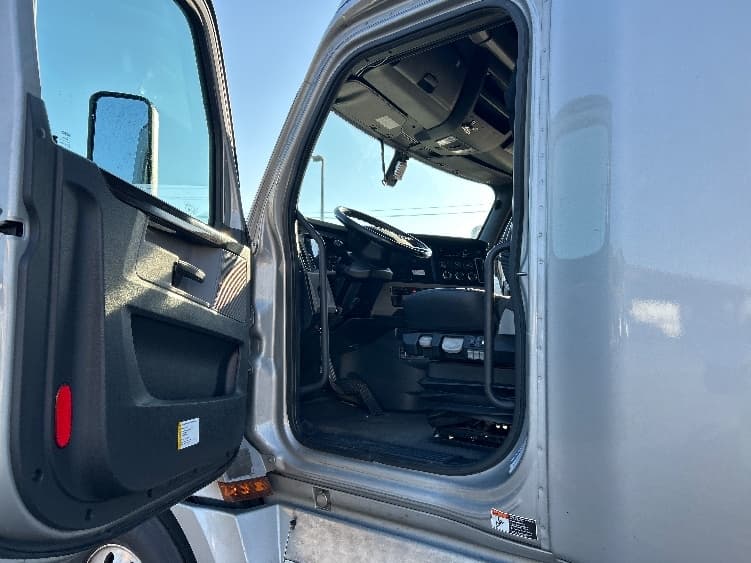 2020 Freightliner Cascadia in La Porte, IN — photo 9
