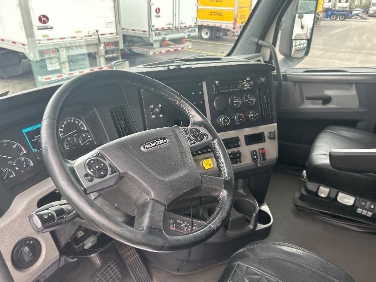 2021 Freightliner Cascadia in La Porte, IN — photo 10