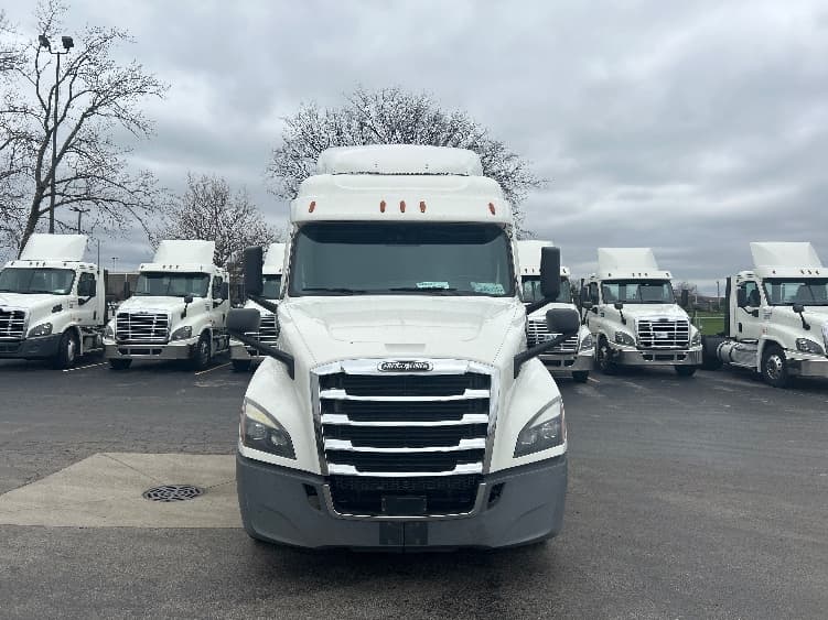2021 Freightliner Cascadia in La Porte, IN — photo 2