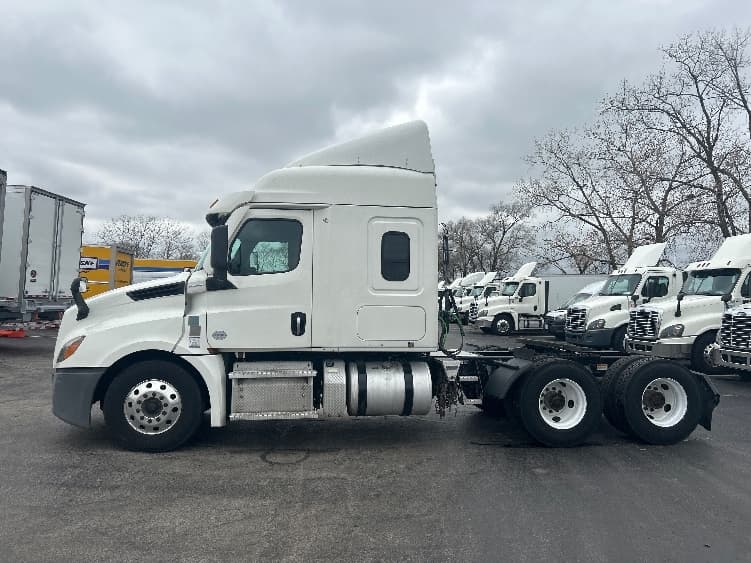 2021 Freightliner Cascadia in La Porte, IN — photo 4