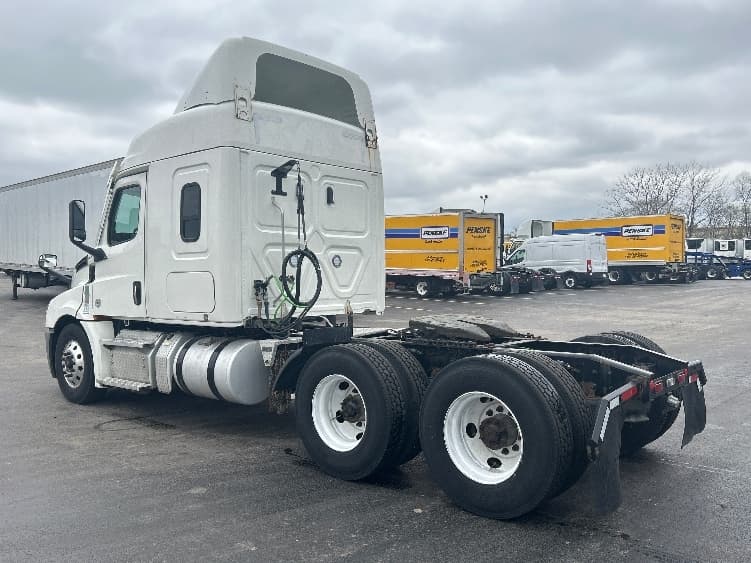 2021 Freightliner Cascadia in La Porte, IN — photo 5