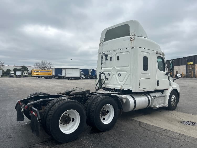 2021 Freightliner Cascadia in La Porte, IN — photo 7