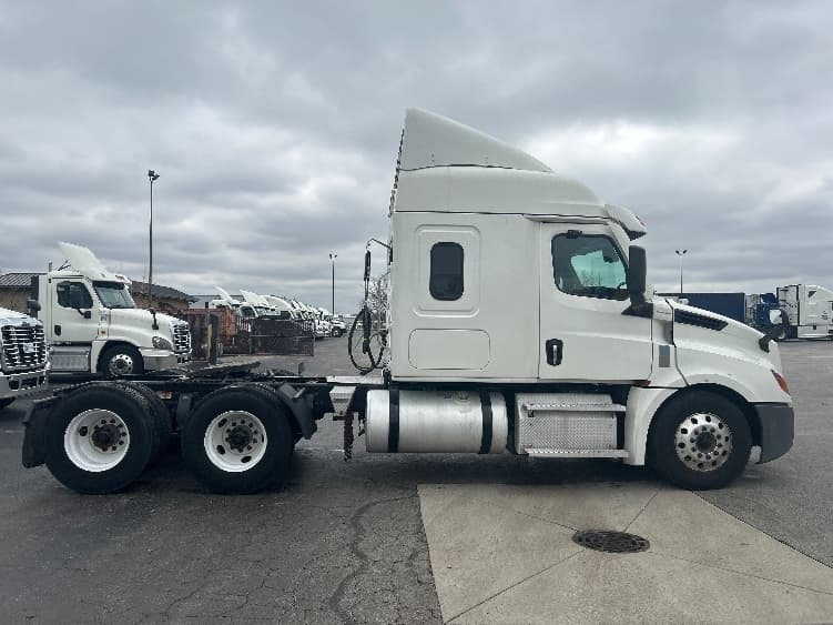 2021 Freightliner Cascadia in La Porte, IN — photo 8