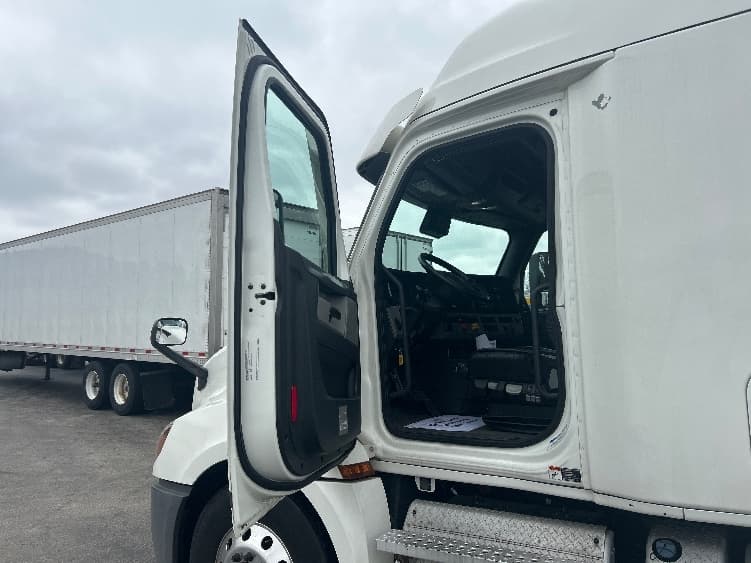 2021 Freightliner Cascadia in La Porte, IN — photo 9
