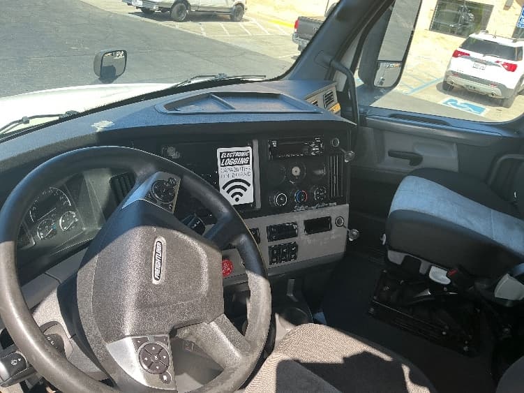 2021 Freightliner Cascadia in Torrance, CA — photo 10