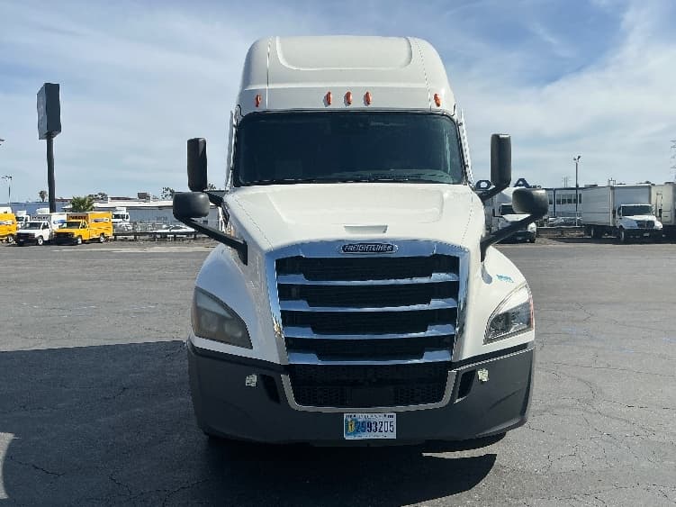 2021 Freightliner Cascadia in Torrance, CA — photo 2