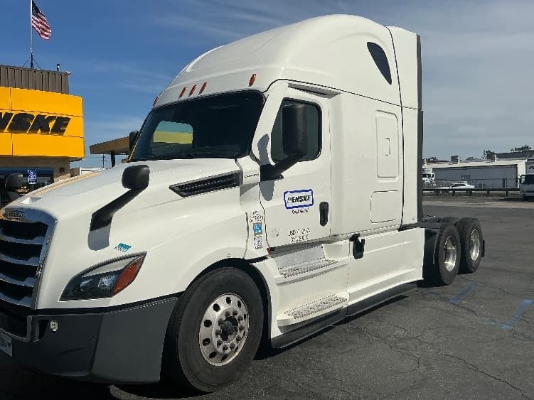 2021 Freightliner Cascadia in Torrance, CA — photo 3