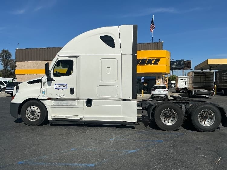 2021 Freightliner Cascadia in Torrance, CA — photo 4