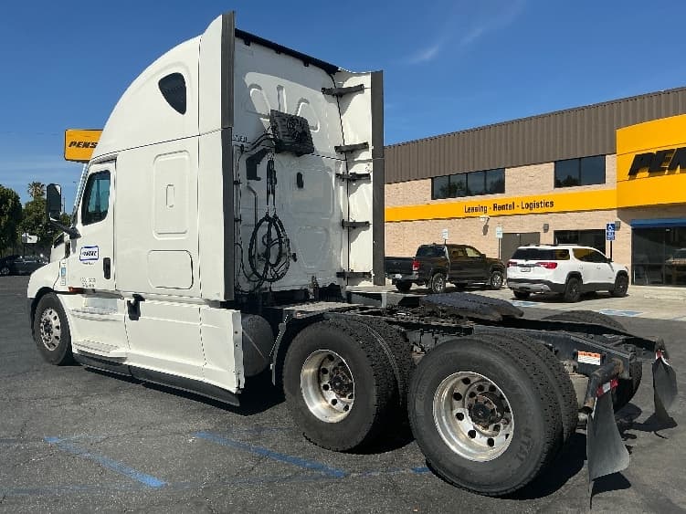 2021 Freightliner Cascadia in Torrance, CA — photo 5