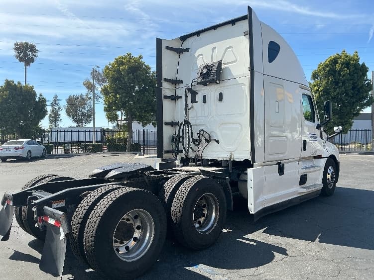 2021 Freightliner Cascadia in Torrance, CA — photo 7