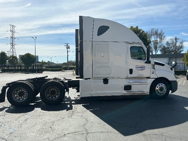 2021 Freightliner Cascadia in Torrance, CA — photo 8