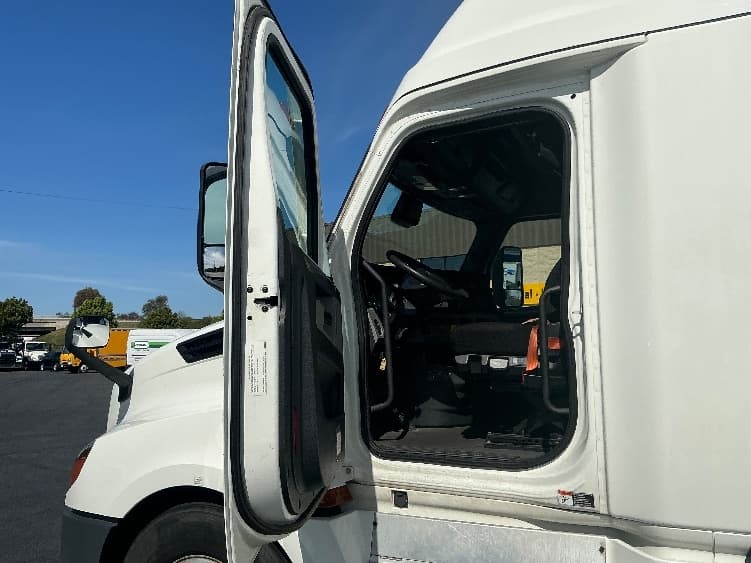 2021 Freightliner Cascadia in Torrance, CA — photo 9