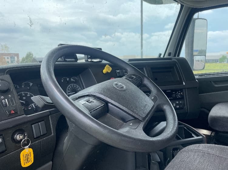 2021 Volvo VNL 760 in Clackamas, OR — photo 10