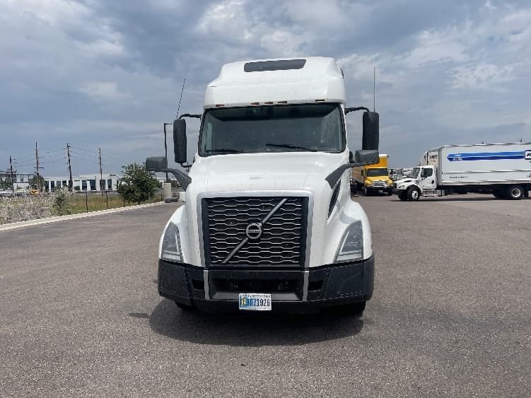 2021 Volvo VNL 760 in Clackamas, OR — photo 2