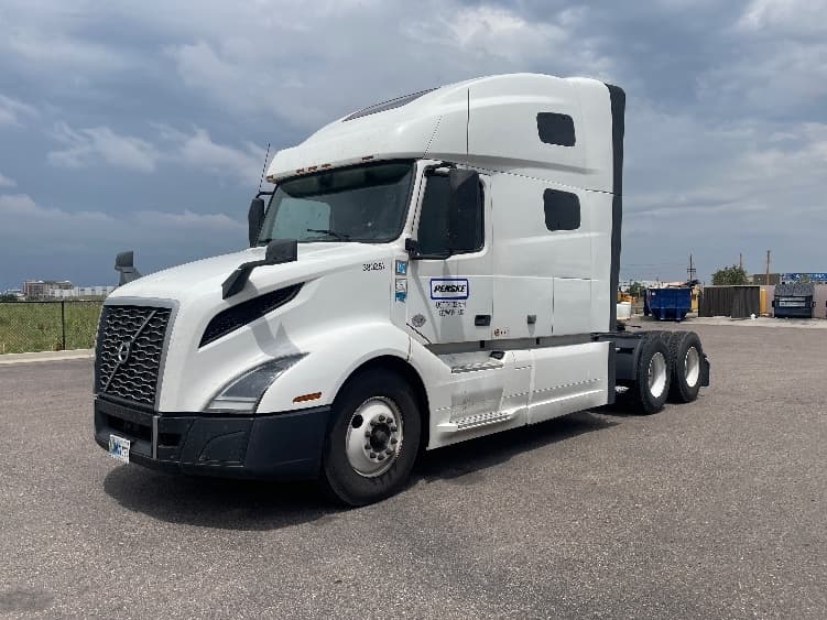 2021 Volvo VNL 760 in Clackamas, OR — photo 3