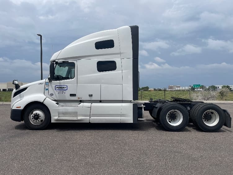 2021 Volvo VNL 760 in Clackamas, OR — photo 4