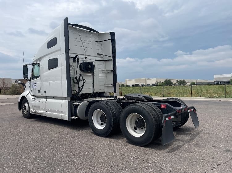 2021 Volvo VNL 760 in Clackamas, OR — photo 5