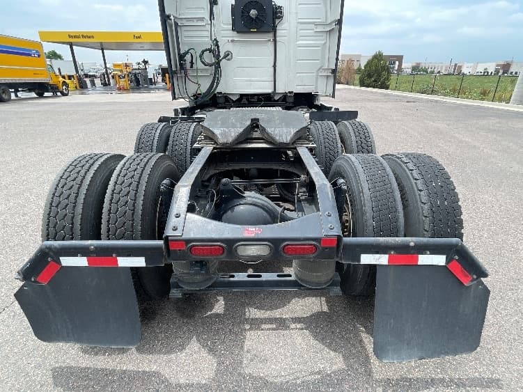 2021 Volvo VNL 760 in Clackamas, OR — photo 6