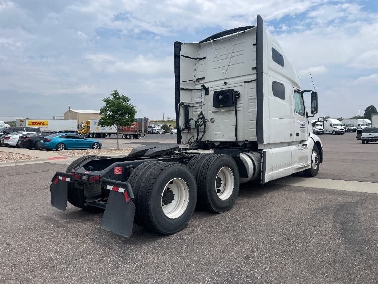 2021 Volvo VNL 760 in Clackamas, OR — photo 7