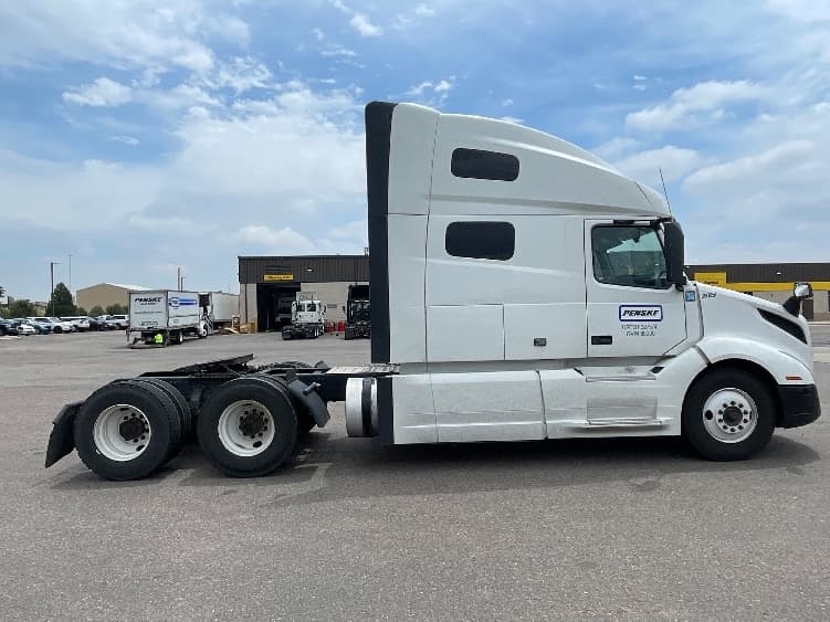 2021 Volvo VNL 760 in Clackamas, OR — photo 8